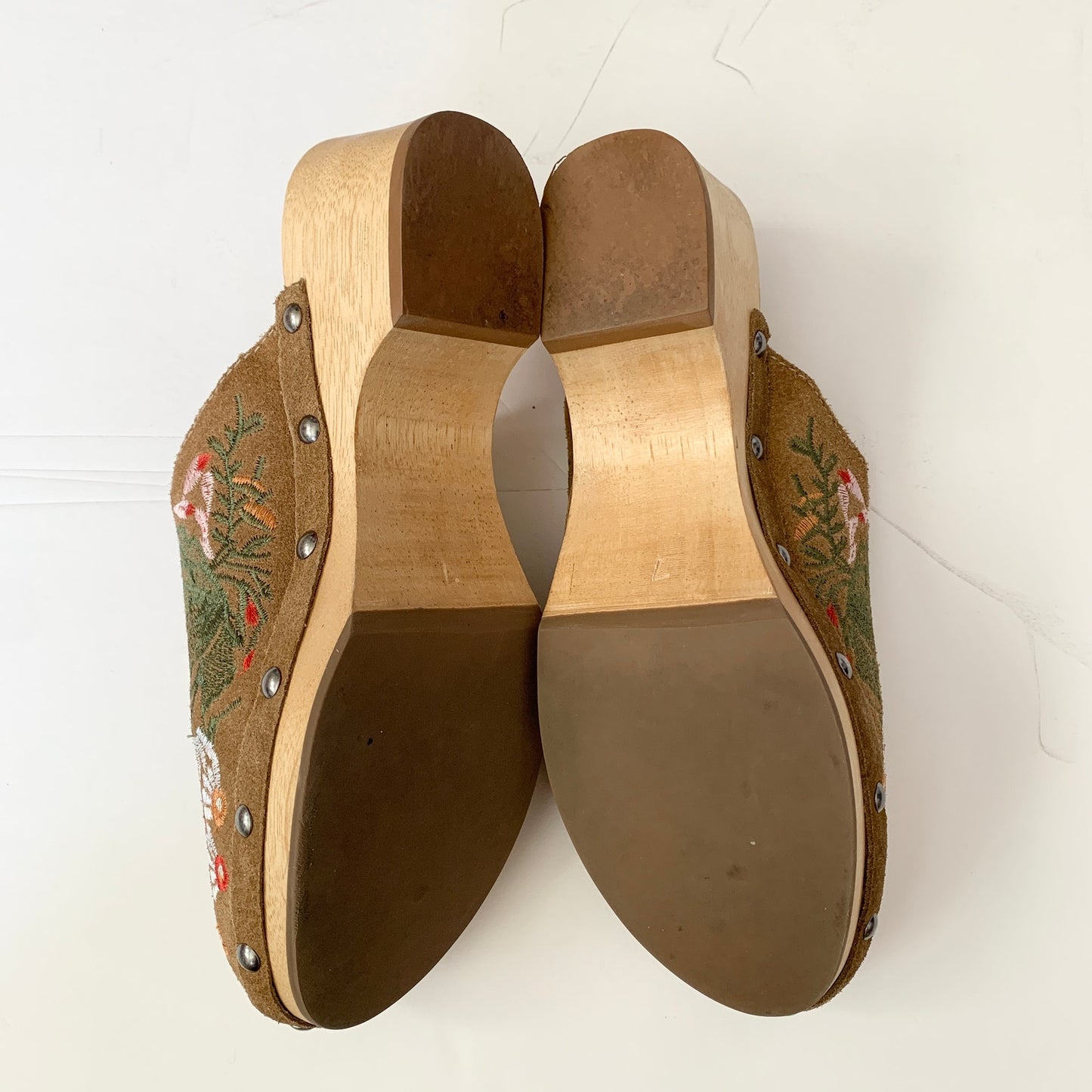 Sheryl Crow Floral Embroidered Tan Suede Clogs Mule Shoes Size 7