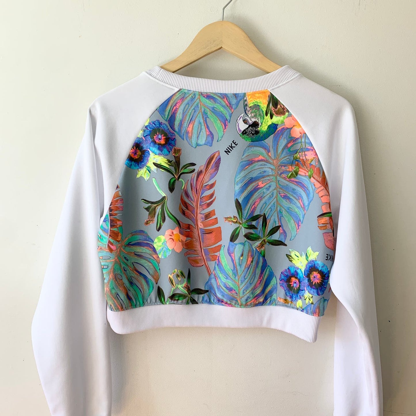 NIKE Buzo Hyper Femme Tropical Floral Cropped Sweatshirt Size Small White
