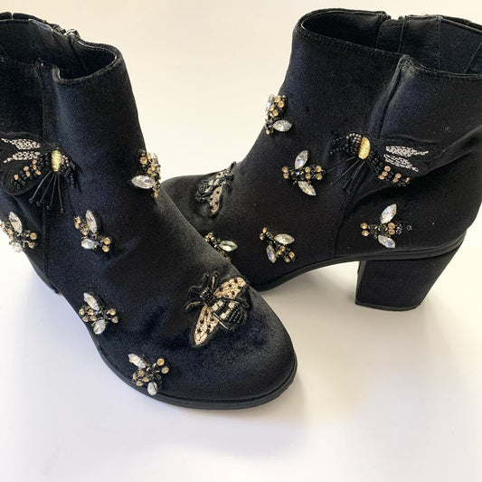 TORRID Velvet Bumble Bee Embellished Black Heeled Boots Shoes 7.5 Wide