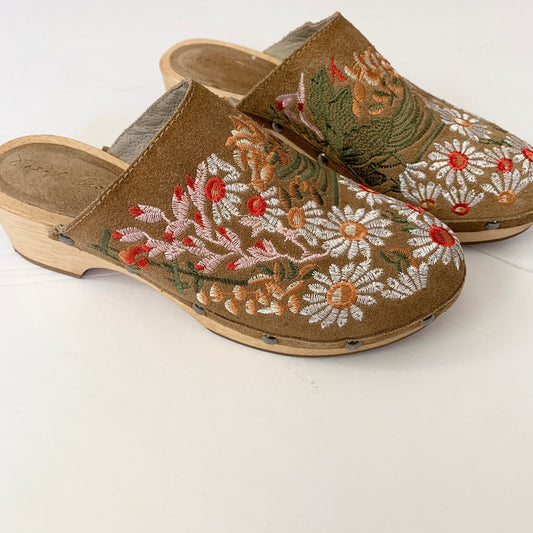 Sheryl Crow Floral Embroidered Tan Suede Clogs Mule Shoes Size 7