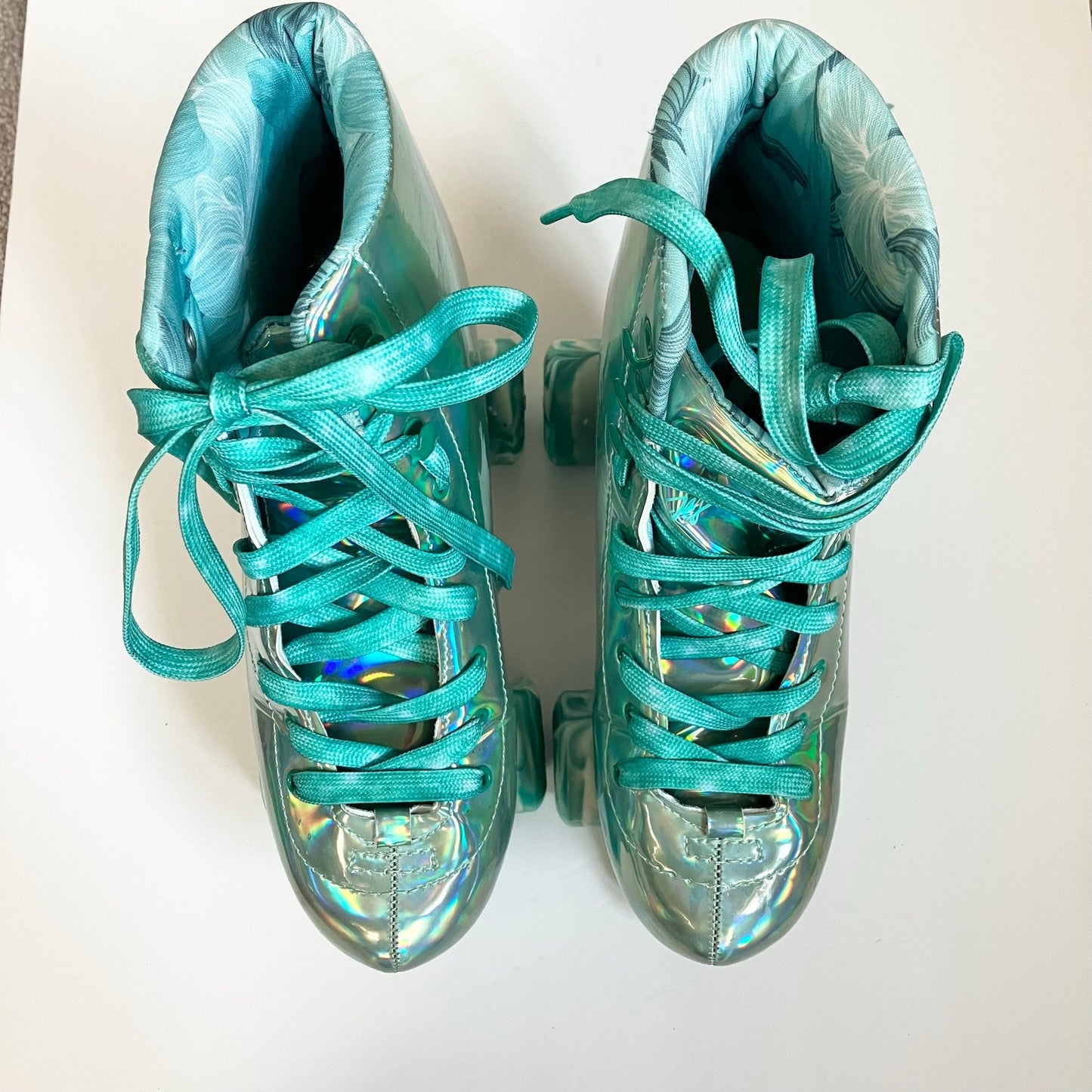 JajaHoho Holographic Shiny Double Row Four Wheels Quad Green Roller Skates