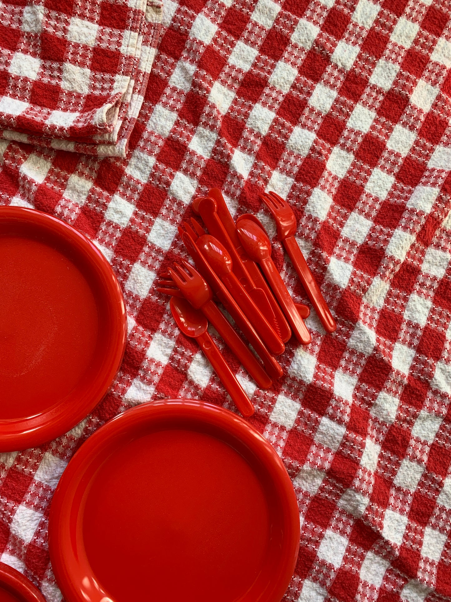 Vintage Wicker Picnic Basket Set With Blanket Cups Plates Utensils Red White Check