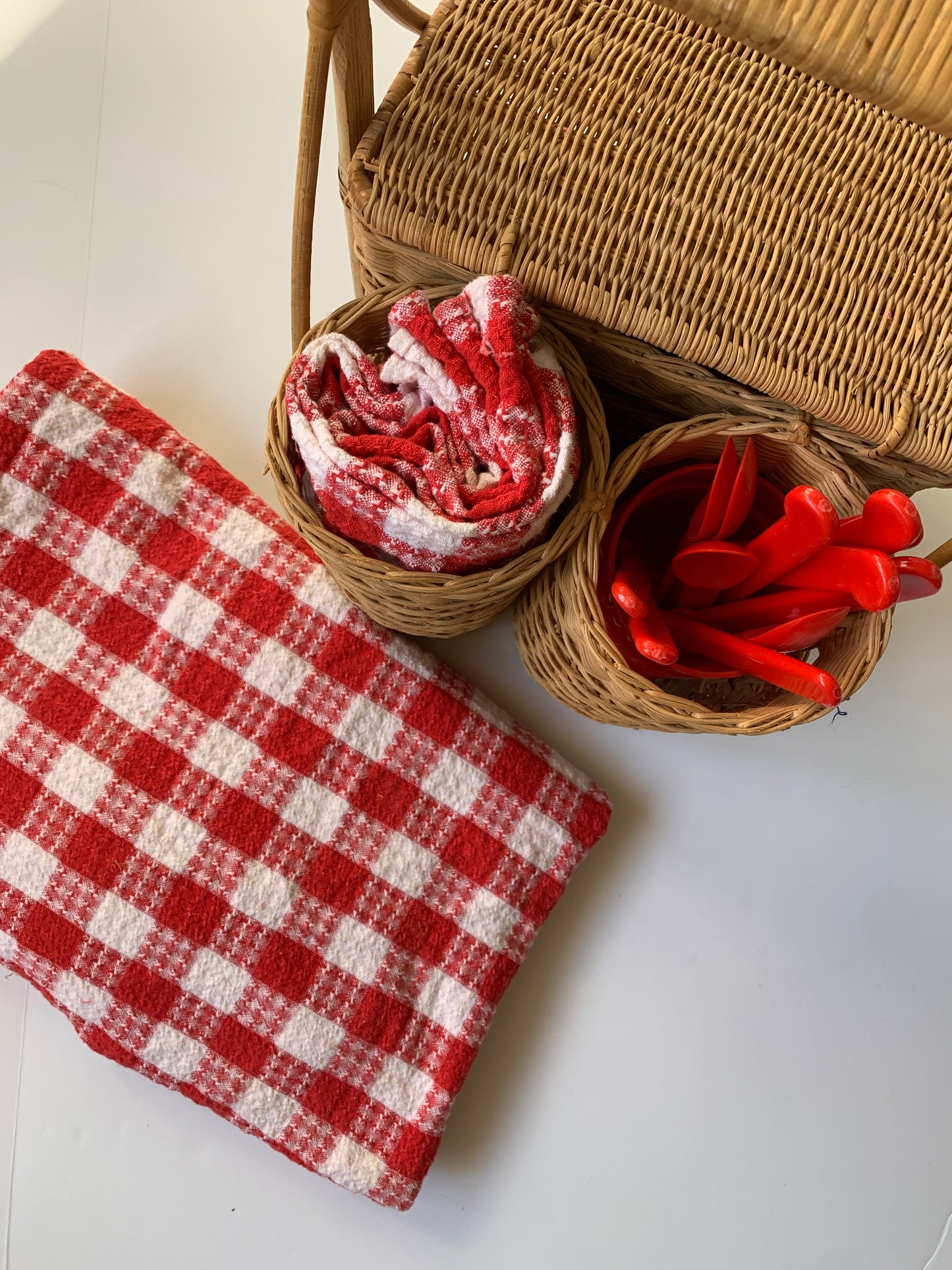 Vintage Wicker Picnic Basket Set With Blanket Cups Plates Utensils Red White Check